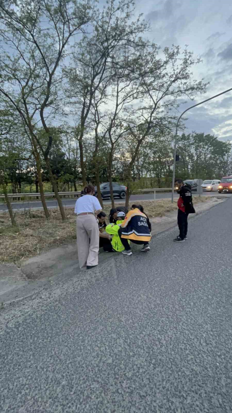 kaza sonrasi trafik guvenligini saglayan polise otomobil carpti 2 B9TAyWg2