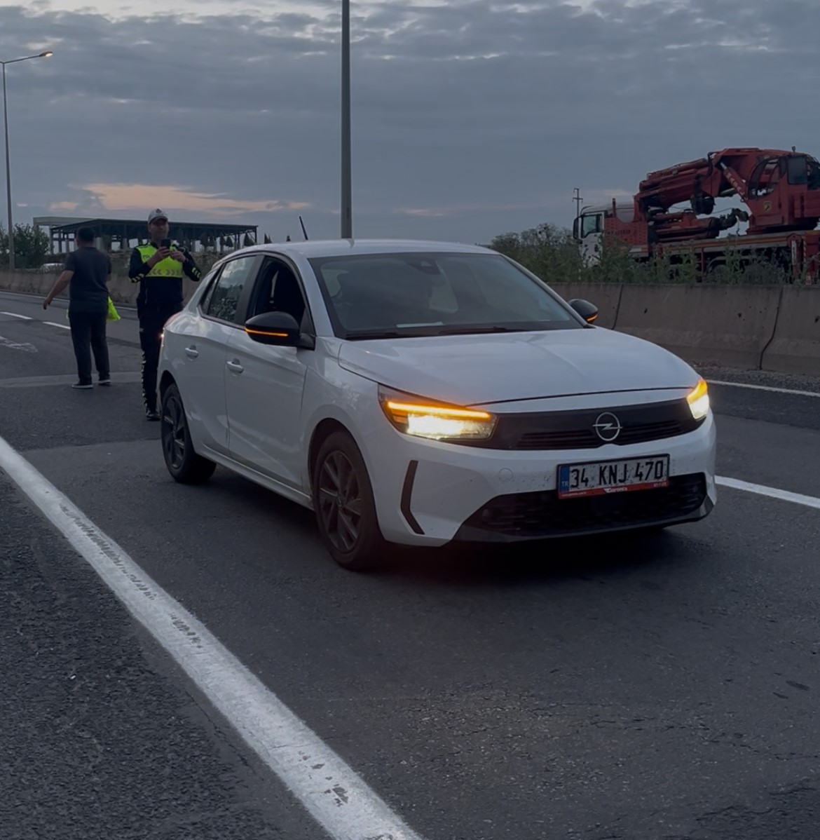 kaza sonrasi trafik guvenligini saglayan polise otomobil carpti 3 Anug26ce
