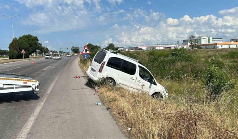kaza-sonrasi-yol-tek-seride-dustu-geciken-calisma-trafigi-kilitledi-VhmPMgqS.jpg