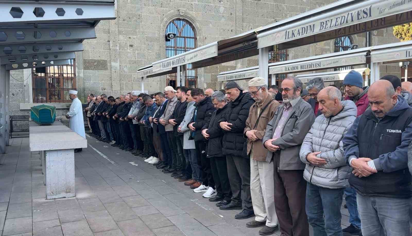 Kaza süsüyle eşini ve çocuğunu öldürdükten sonra intihar eden doktor Samsun’da toprağa verildi 5 kaza susuyle esini ve cocugunu oldurdukten sonra intihar eden doktor samsunda topraga verildi 1 rSbyOZUT