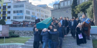 kaza-susuyle-esini-ve-cocugunu-oldurdukten-sonra-intihar-eden-doktor-samsunda-topraga-verildi-bn4UN9OO.jpg