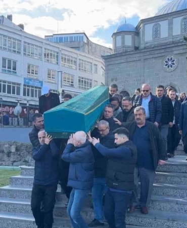 kaza-susuyle-esini-ve-cocugunu-oldurdukten-sonra-intihar-eden-doktor-samsunda-topraga-verildi-bn4UN9OO.jpg