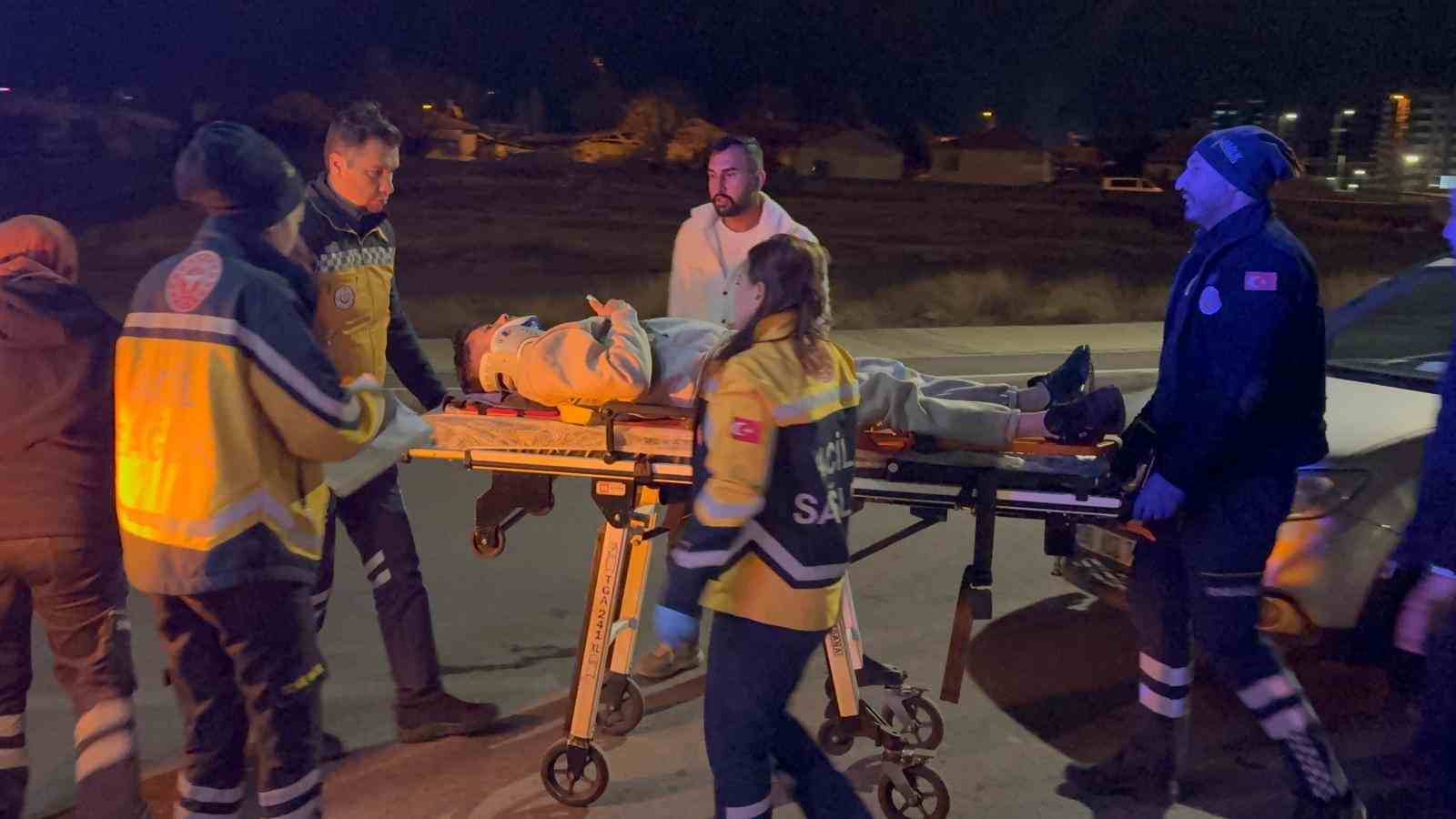 kaza yapan alkollu surucu gazeteci cekerse uflemem diyerek ekiplere zorluk cikardi 0 AlDwXRgU