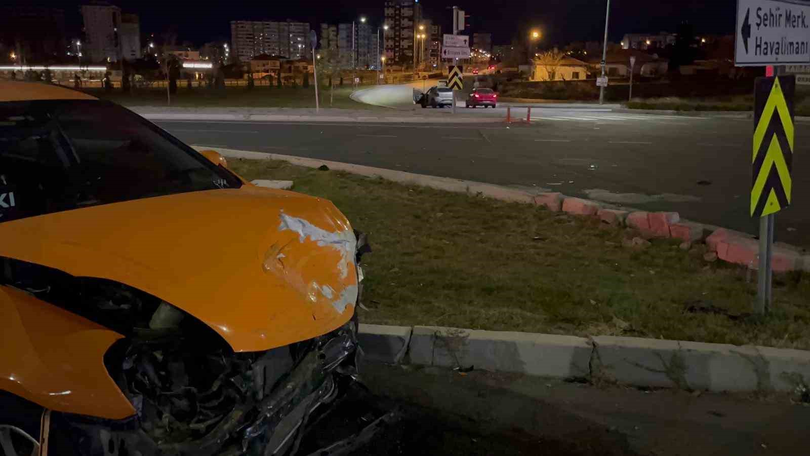 kaza yapan alkollu surucu gazeteci cekerse uflemem diyerek ekiplere zorluk cikardi 2 Wln3EMVi