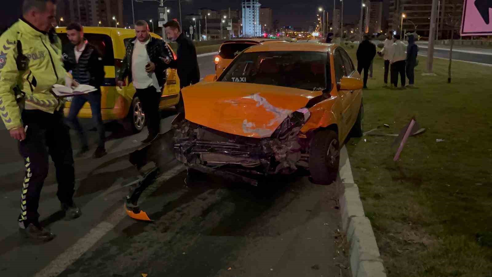 kaza yapan alkollu surucu gazeteci cekerse uflemem diyerek ekiplere zorluk cikardi 4 AHIV99OY