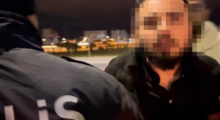 kaza yapan alkollu surucu gazeteci cekerse uflemem diyerek ekiplere zorluk cikardi 6 wIJBNihU