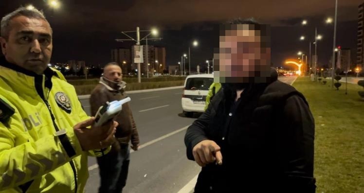 kaza yapan alkollu surucu gazeteci cekerse uflemem diyerek ekiplere zorluk cikardi 7 KVTWj6ty