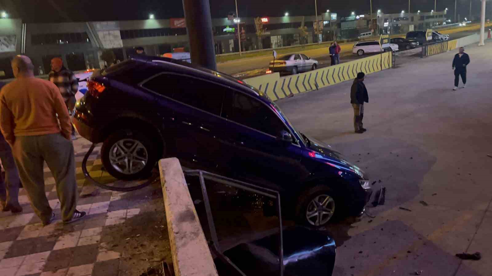 kaza yapan alkollu surucunun trakyaliyim ben be ya hicbir seyim yok diyerek polise sarilmak EQZfSI7G