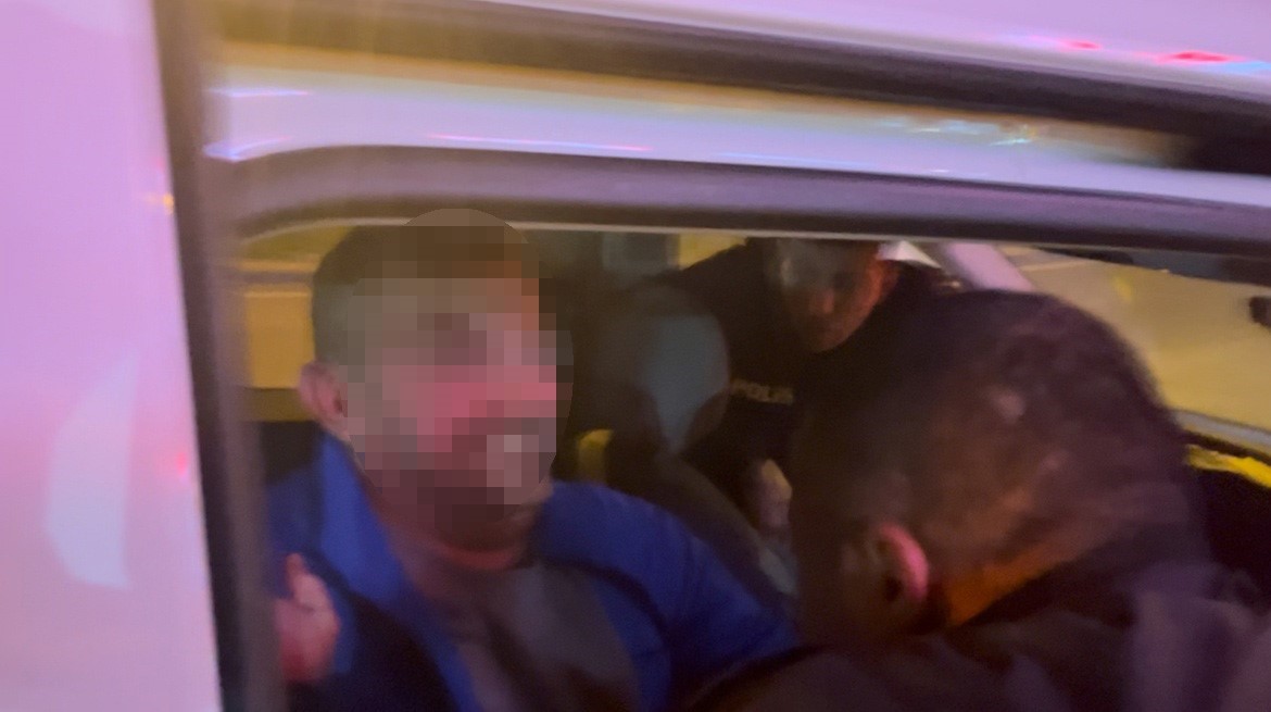 kaza yapan alkollu surucunun trakyaliyim ben be ya hicbir seyim yok diyerek polise sarilmak