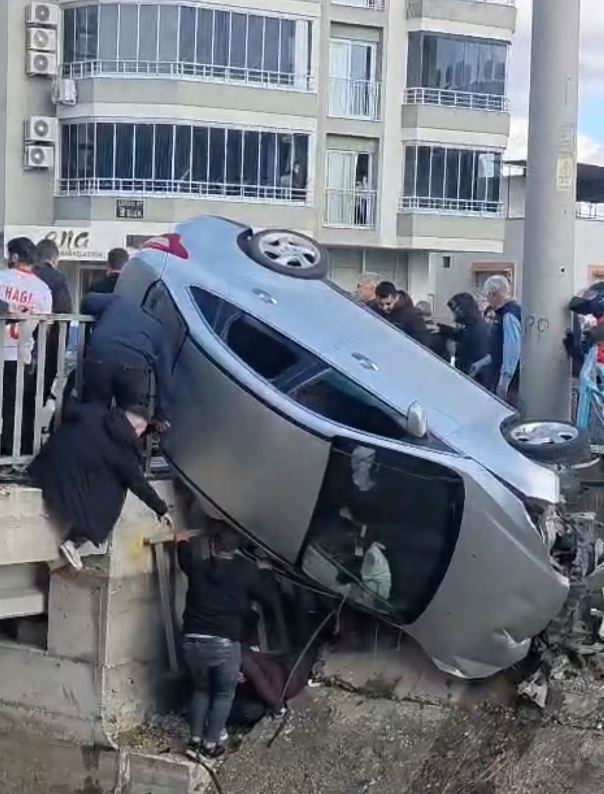 Kaza yapan araç köprünün korkuluklarında asılı kaldı, facia ucuz atlatıldı 5 kaza yapan arac koprunun korkuluklarinda asili kaldi facia ucuz atlatildi 1 FiTMD2Ni