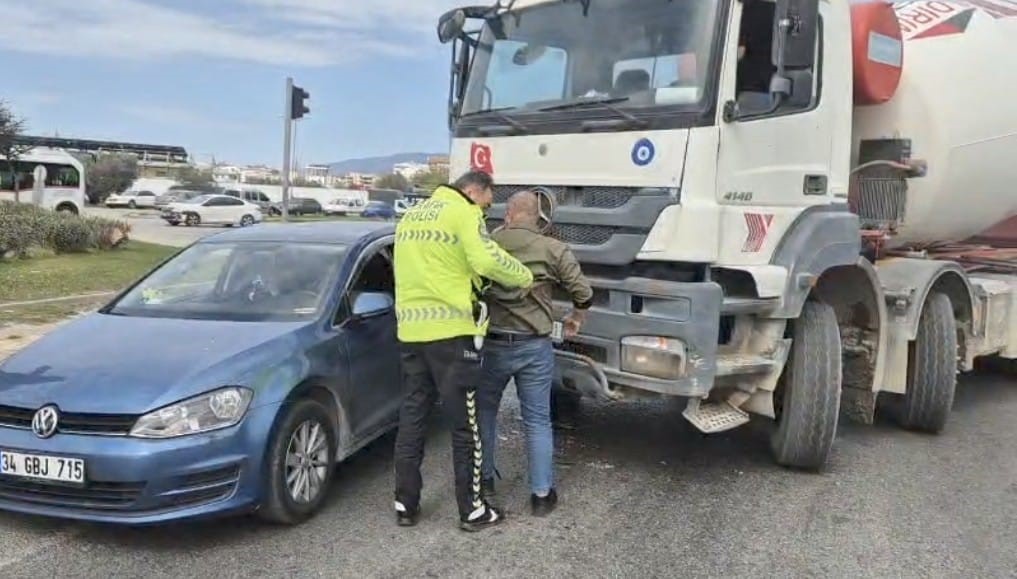 kaza yapan aracin surucusunu polis camdan kurtardi 1 WKsVau1s