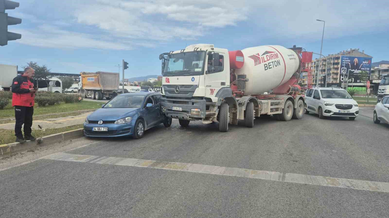 kaza yapan aracin surucusunu polis camdan kurtardi 2 Kt3edXgf