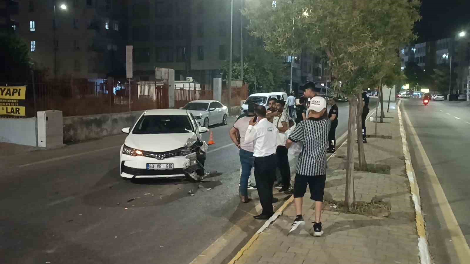 kaza yapan araclar polis memurunu ezdi 0 UXwcqdqG