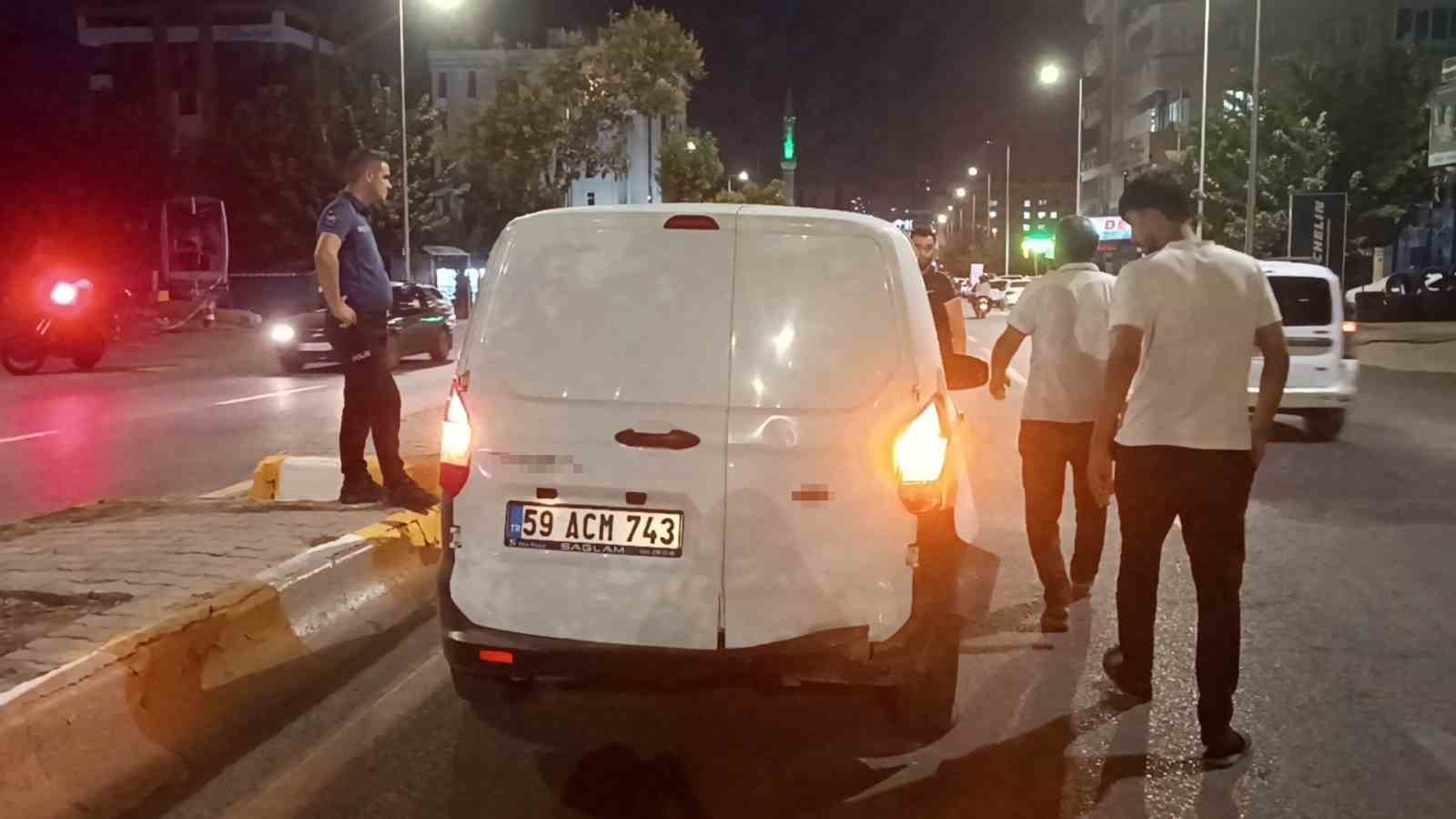 kaza yapan araclar polis memurunu ezdi 2