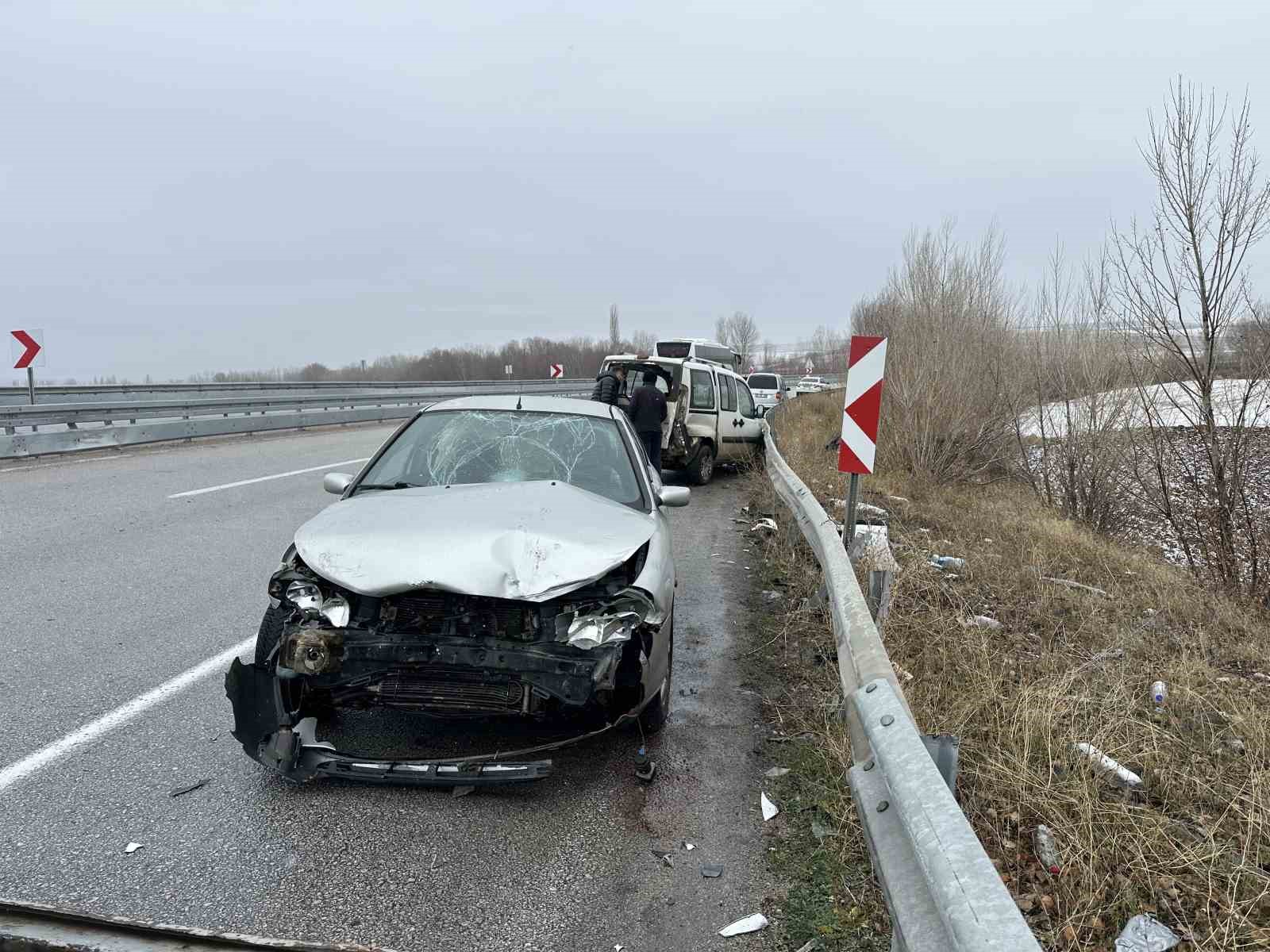 Kaza yapan araçlarının yanında bekleyen vatandaşlara otomobil çarptı: 5 yaralı 4 kaza yapan araclarinin yaninda bekleyen vatandaslara otomobil carpti 5 yarali 0 A7MV3IeZ
