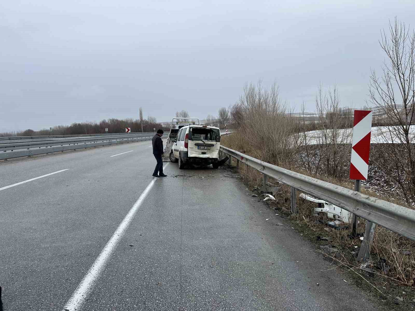 Kaza yapan araçlarının yanında bekleyen vatandaşlara otomobil çarptı: 5 yaralı 5 kaza yapan araclarinin yaninda bekleyen vatandaslara otomobil carpti 5 yarali 1 myekmDjU