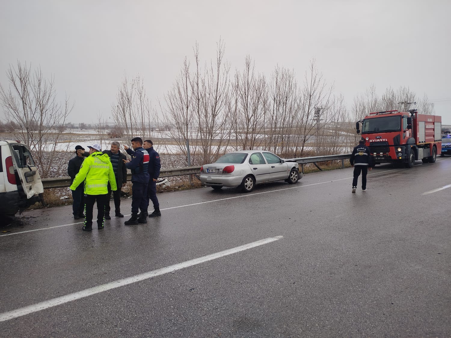 Kaza yapan araçlarının yanında bekleyen vatandaşlara otomobil çarptı: 5 yaralı 6 kaza yapan araclarinin yaninda bekleyen vatandaslara otomobil carpti 5 yarali 2 UNWChgHS