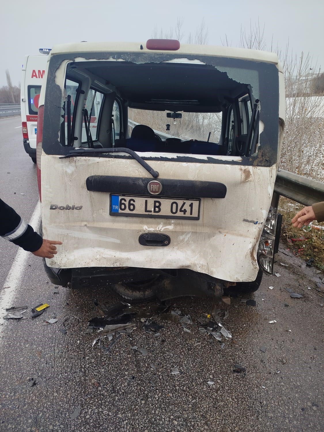 Kaza yapan araçlarının yanında bekleyen vatandaşlara otomobil çarptı: 5 yaralı 9 kaza yapan araclarinin yaninda bekleyen vatandaslara otomobil carpti 5 yarali 5 RJ9ET8VA