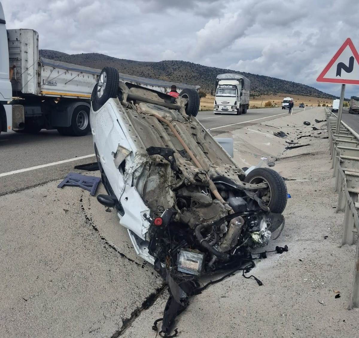 Kaza yapan araçtan fırlayan teker başka bir araca çarparak kazaya neden oldu 5 kaza yapan aractan firlayan teker baska bir araca carparak kazaya neden oldu 1 vAqXD912