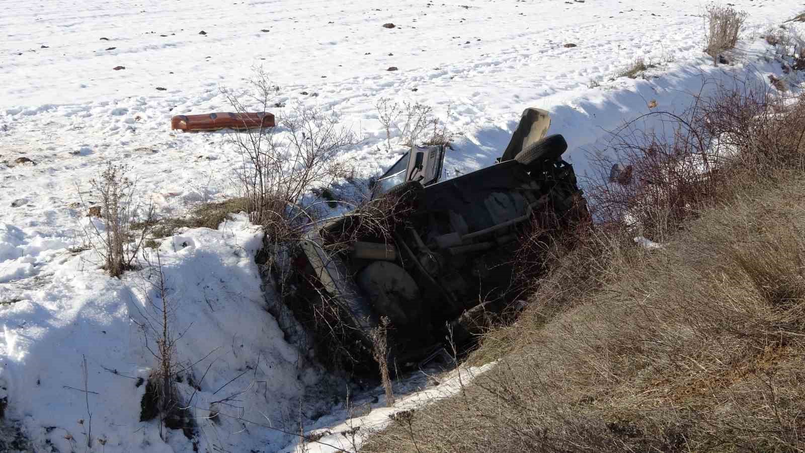 kaza yapan fiat tofas marka otomobil sarampole yuvarlandi 1i agir 4 yarali 0 aU1lhBZK