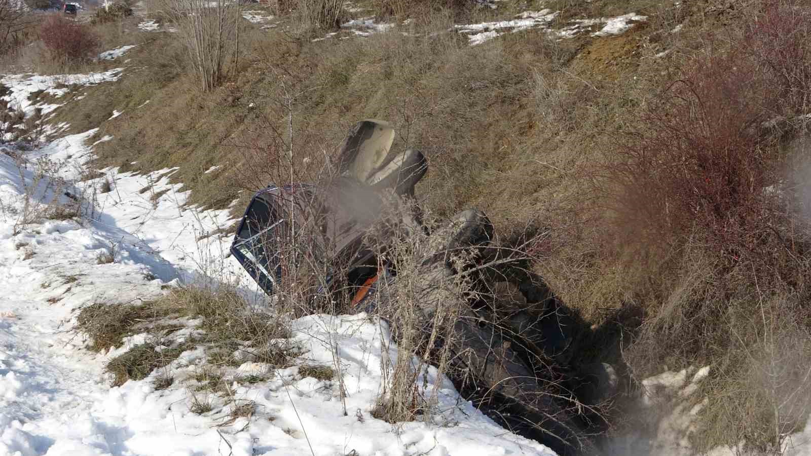kaza yapan fiat tofas marka otomobil sarampole yuvarlandi 1i agir 4 yarali 1
