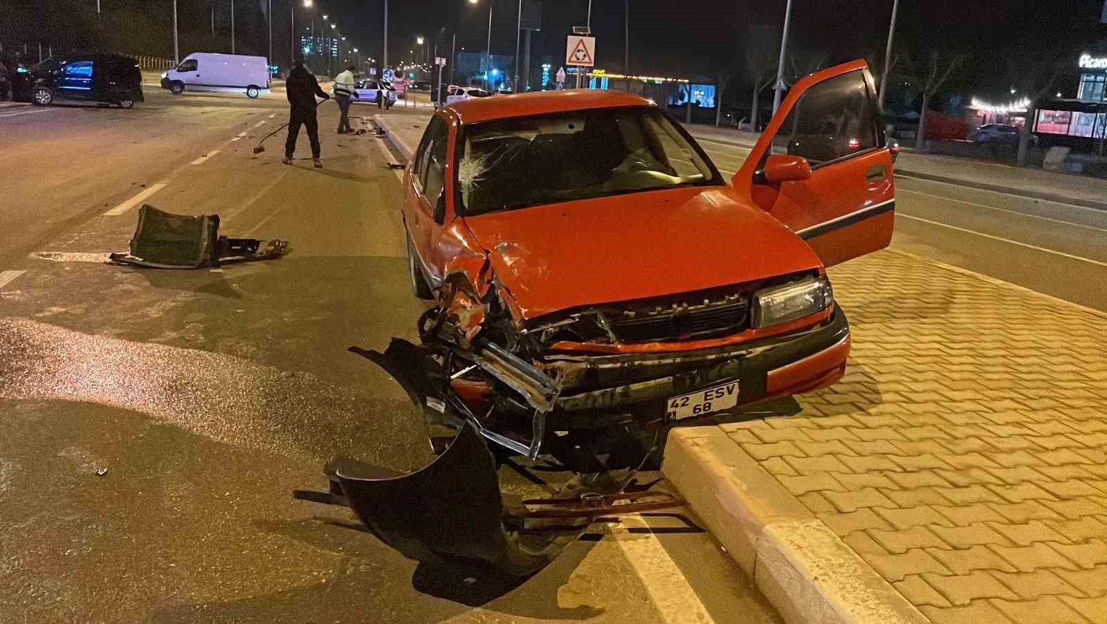 Kaza yapan hafifi ticari aracın radyatörü 30 metre fırladı: 1 yaralı 5 kaza yapan hafifi ticari aracin radyatoru 30 metre firladi 1 yarali 1