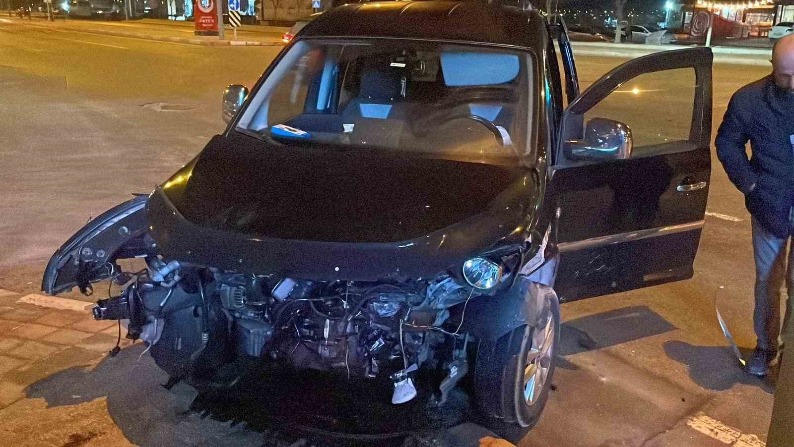 Kaza yapan hafifi ticari aracın radyatörü 30 metre fırladı: 1 yaralı 6 kaza yapan hafifi ticari aracin radyatoru 30 metre firladi 1 yarali 2