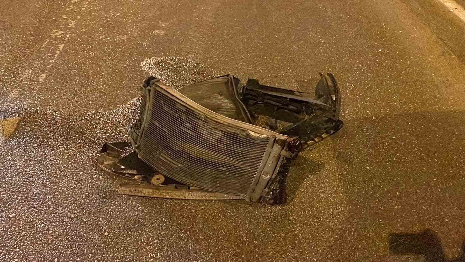 Kaza yapan hafifi ticari aracın radyatörü 30 metre fırladı: 1 yaralı 7 kaza yapan hafifi ticari aracin radyatoru 30 metre firladi 1 yarali 3