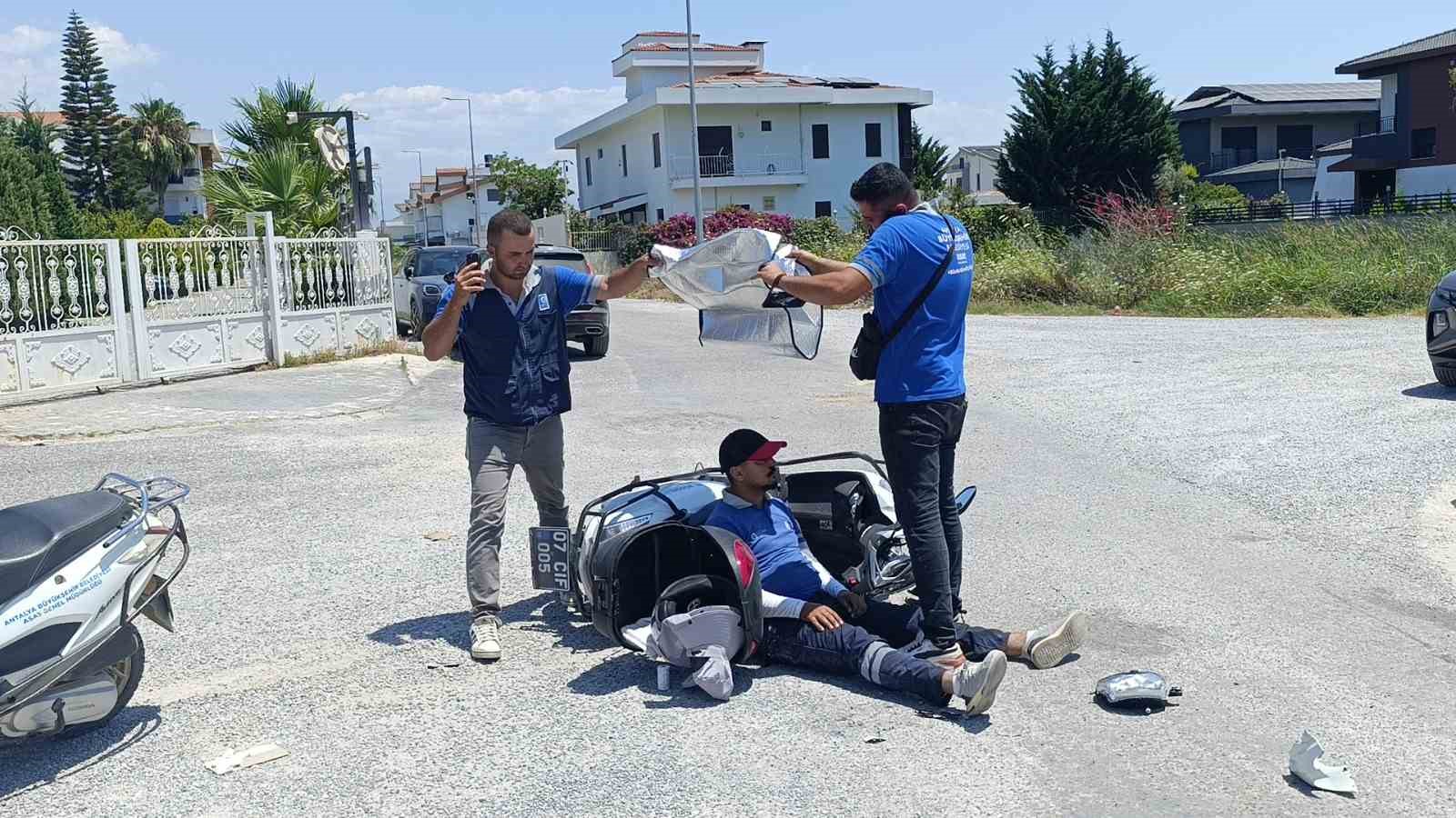 kaza yapan mesai arkadaslarini gunesten korumaya calistilar 0 YSnJGRMT