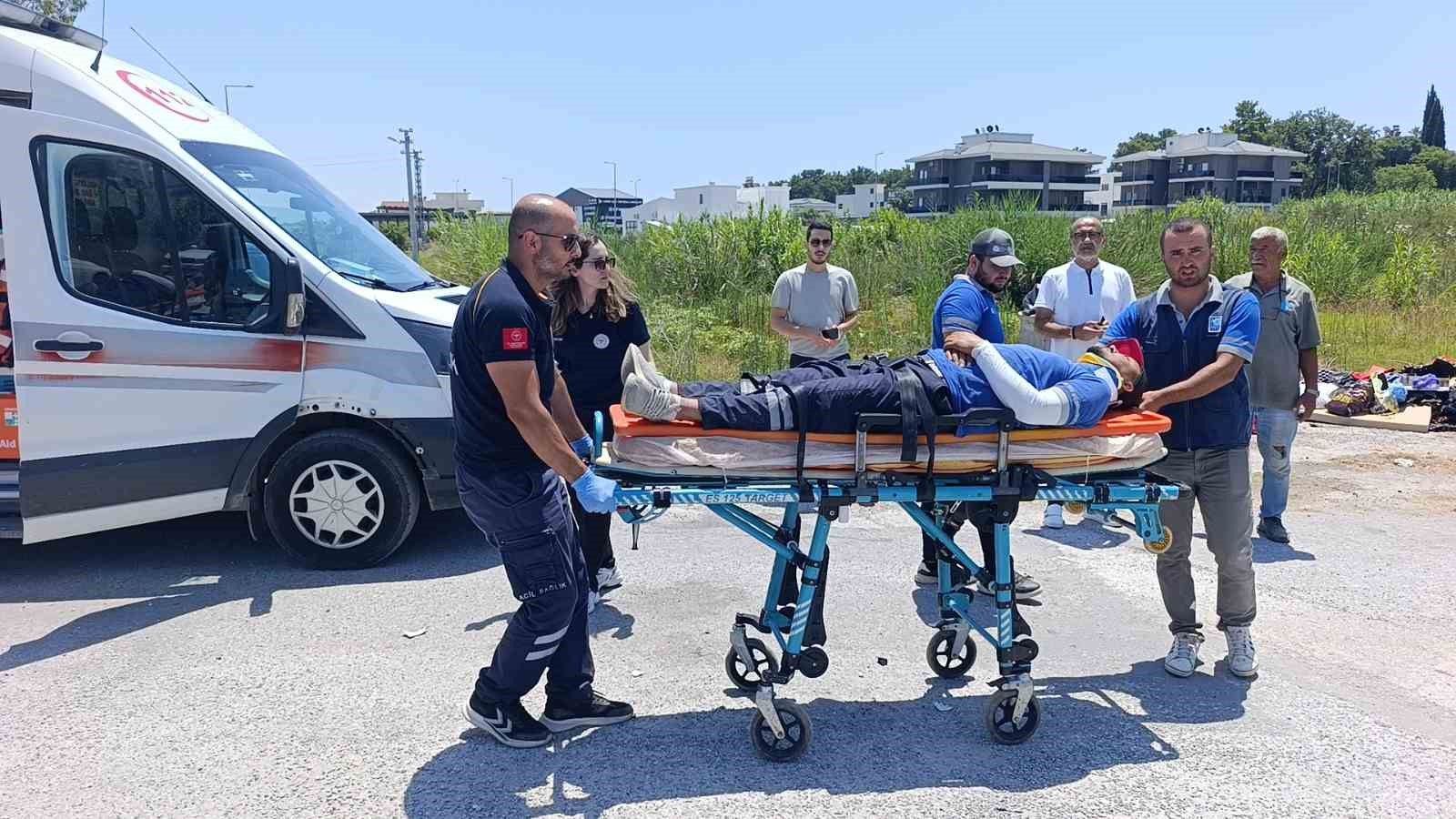 kaza yapan mesai arkadaslarini gunesten korumaya calistilar 4