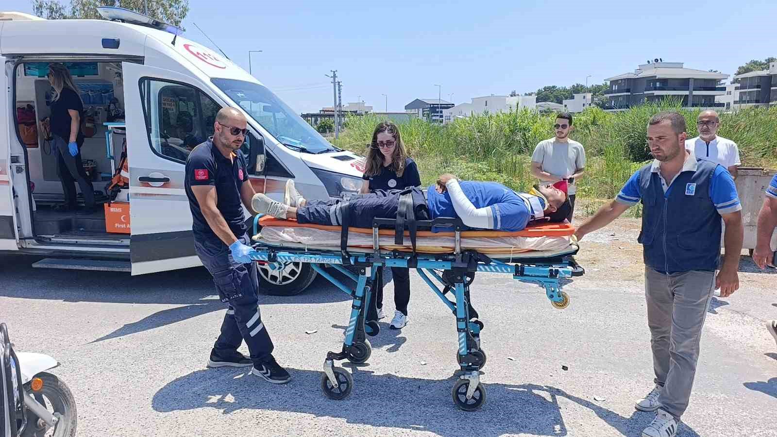 kaza yapan mesai arkadaslarini gunesten korumaya calistilar 5 fW4hiBn9