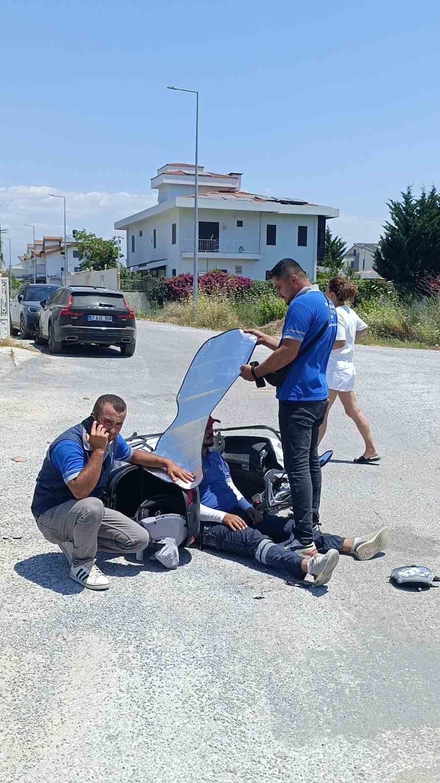 kaza yapan mesai arkadaslarini gunesten korumaya calistilar 6 JHt639by