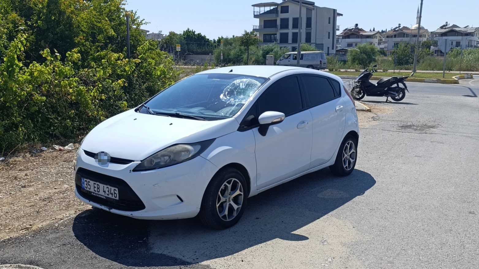 kaza yapan motosiklet surucusu sinirini otomobilin camindan cikardi 0 JRb312vk