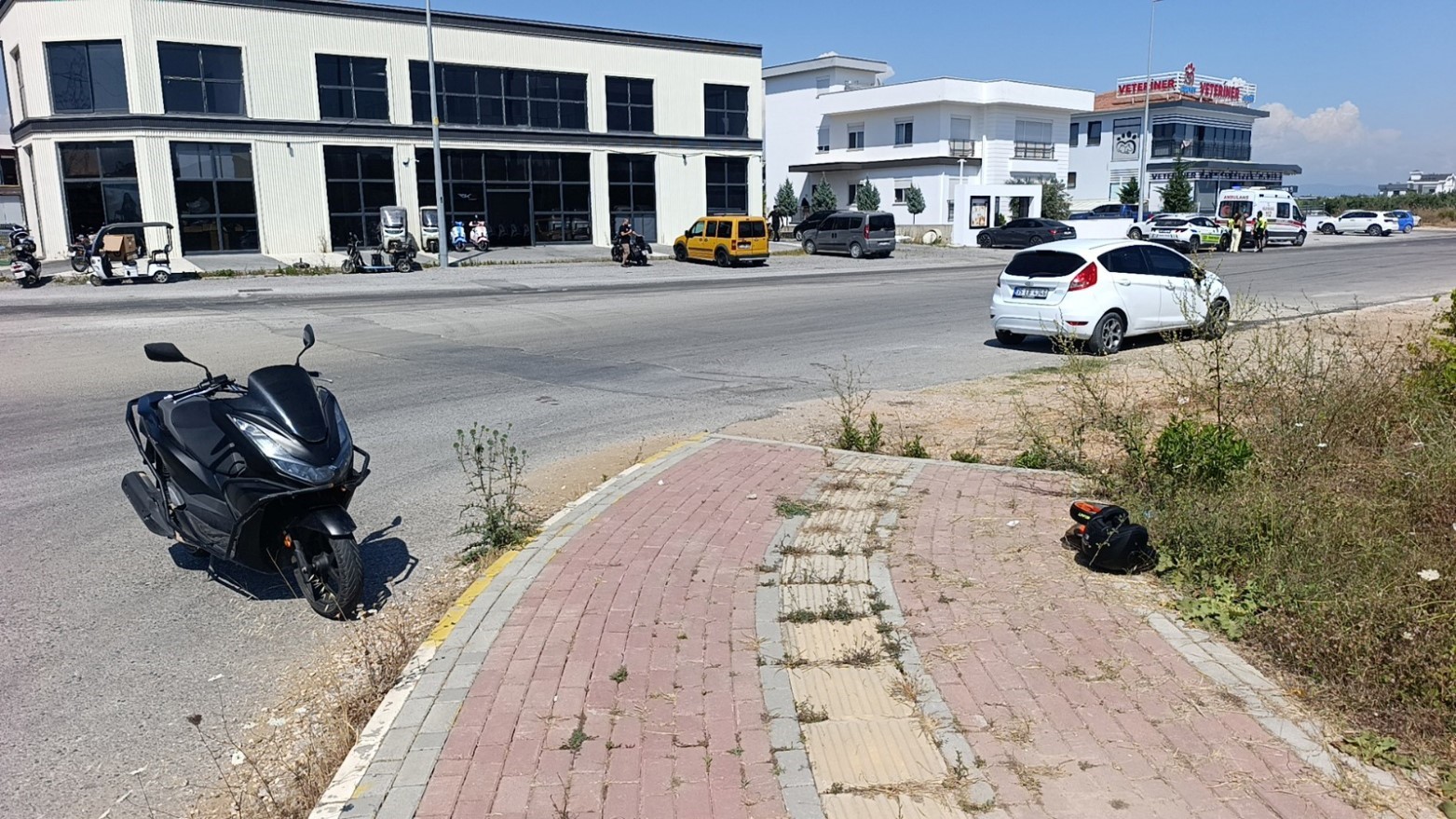 kaza yapan motosiklet surucusu sinirini otomobilin camindan cikardi 2 QeC3i7bi