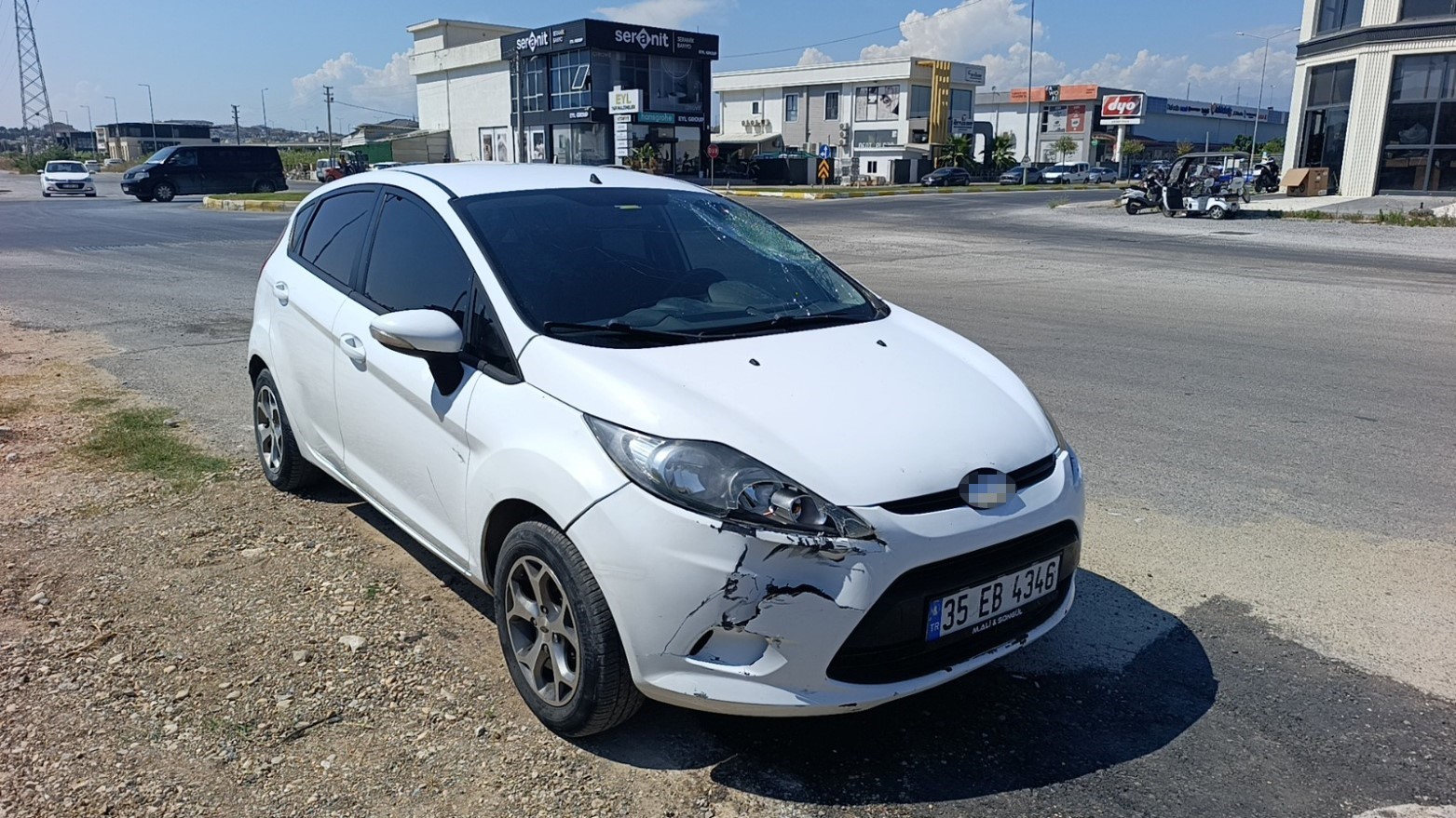 kaza yapan motosiklet surucusu sinirini otomobilin camindan cikardi 3 VXbtcPQp