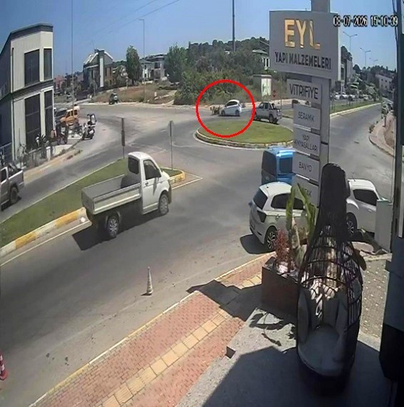 kaza yapan motosiklet surucusu sinirini otomobilin camindan cikardi 4 3YQ2t273
