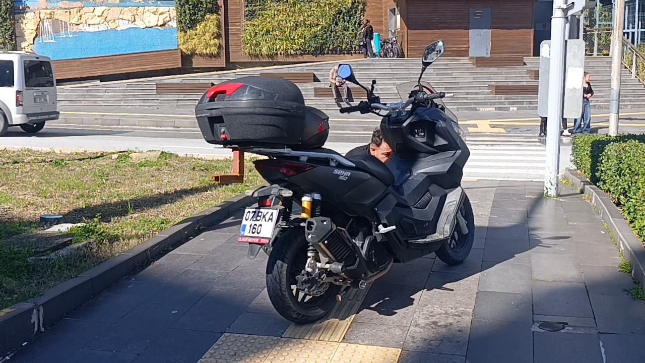 Kaza yapan motosikletli ısrarla polisi çağırdı, zararlı çıktı 5 kaza yapan motosikletli israrla polisi cagirdi zararli cikti 1 OWaIqCg6