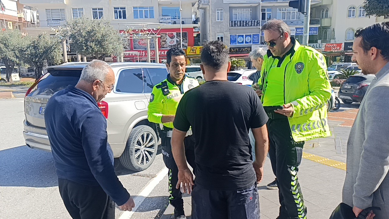 Kaza yapan motosikletli ısrarla polisi çağırdı, zararlı çıktı 6 kaza yapan motosikletli israrla polisi cagirdi zararli cikti 2 5zHvSAcb