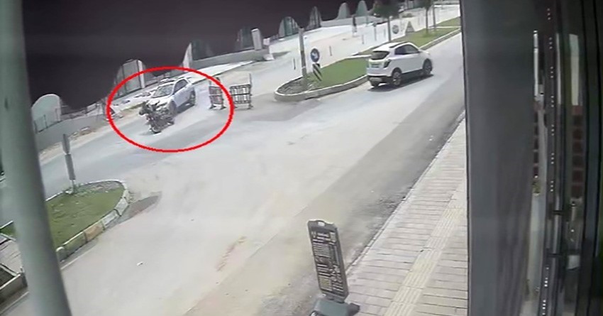 kaza yapan motosikletli karsi yonden gelen minibusun altinda kaldi 0 syh5OYHU