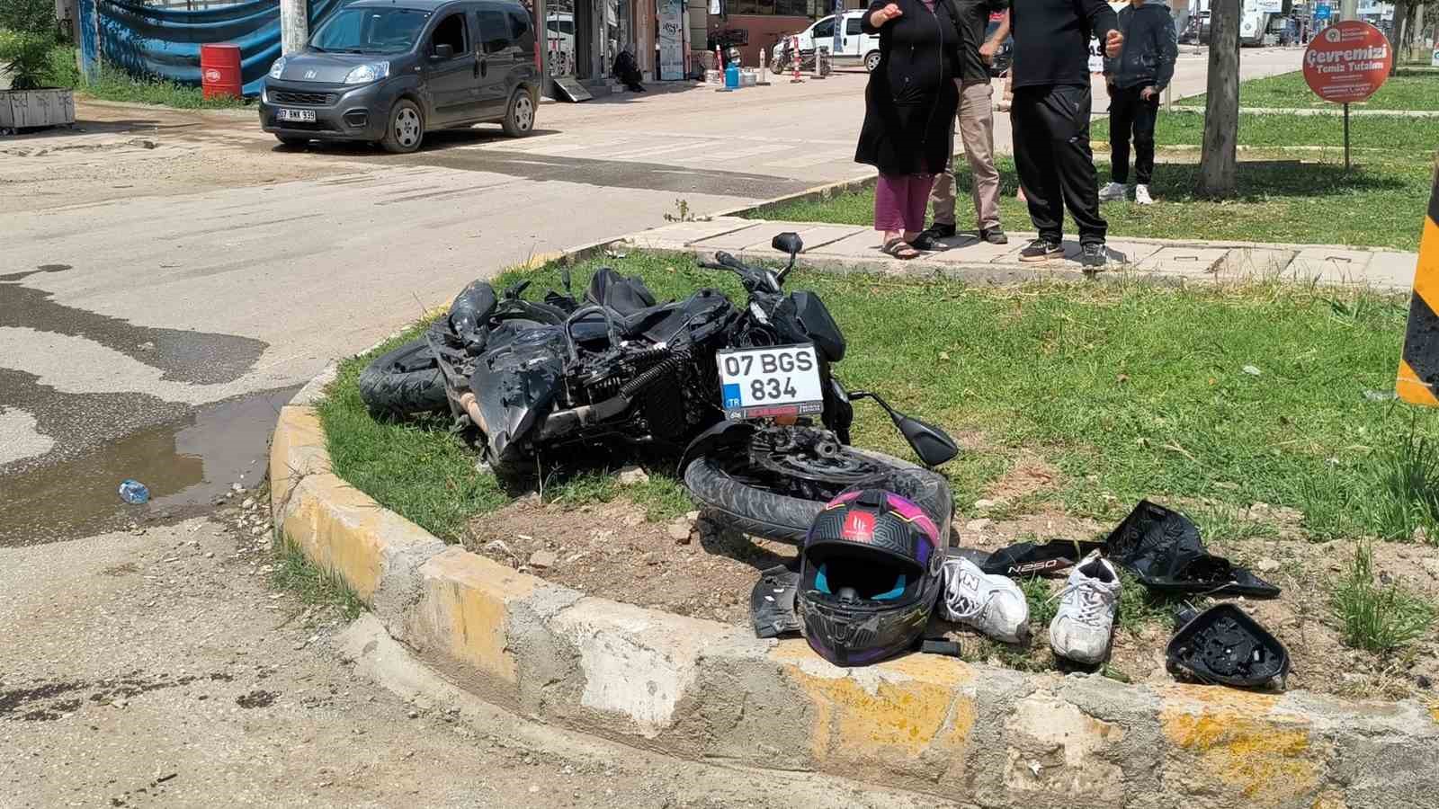 kaza yapan motosikletli karsi yonden gelen minibusun altinda kaldi 2 KWMN716c