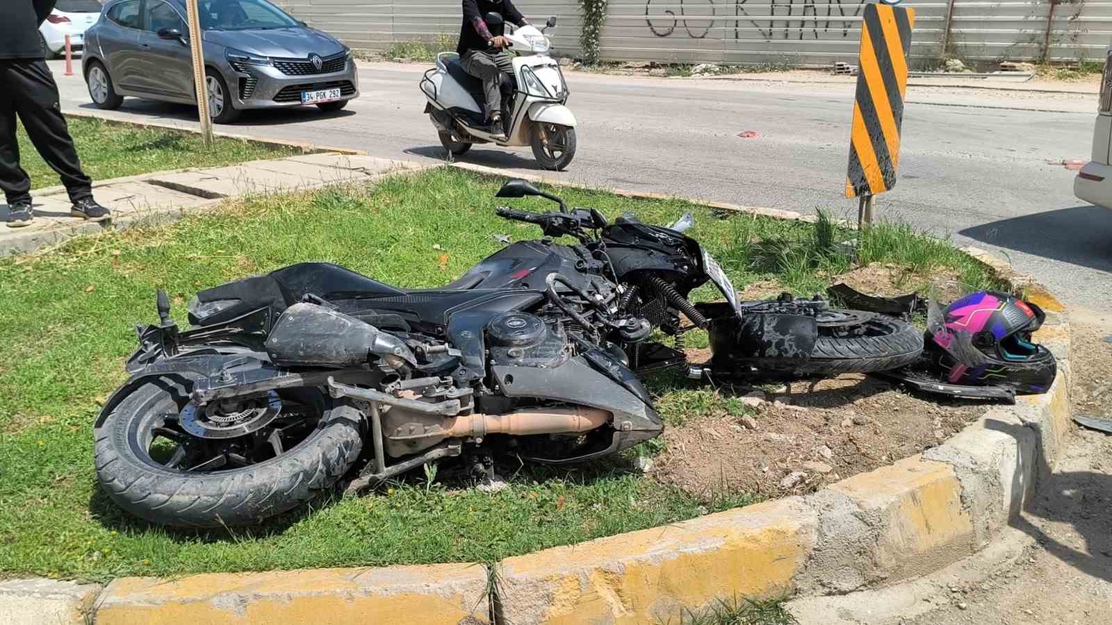 kaza yapan motosikletli karsi yonden gelen minibusun altinda kaldi 3 3WWFG2sb