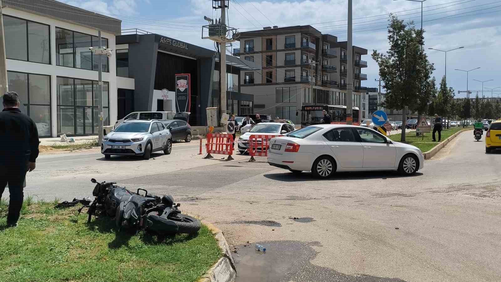 kaza yapan motosikletli karsi yonden gelen minibusun altinda kaldi 4 TSSmOgSr