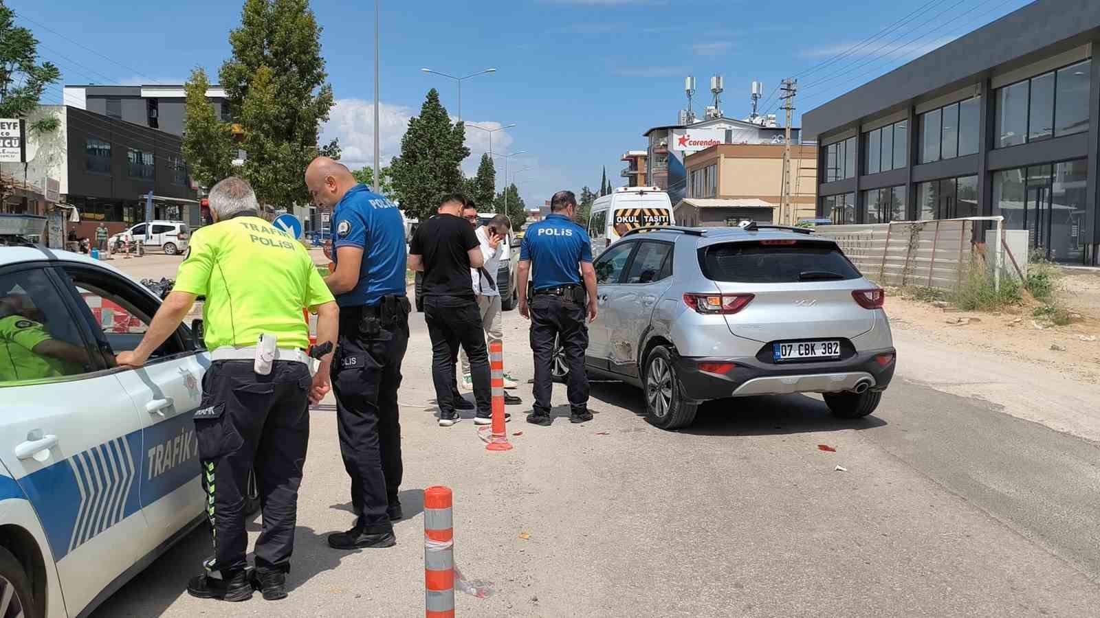 kaza yapan motosikletli karsi yonden gelen minibusun altinda kaldi 5