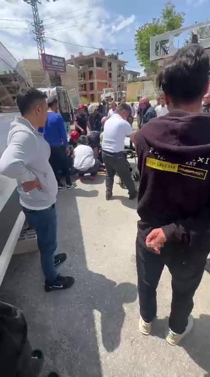 kaza yapan motosikletli karsi yonden gelen minibusun altinda kaldi 6 vZebnaGe