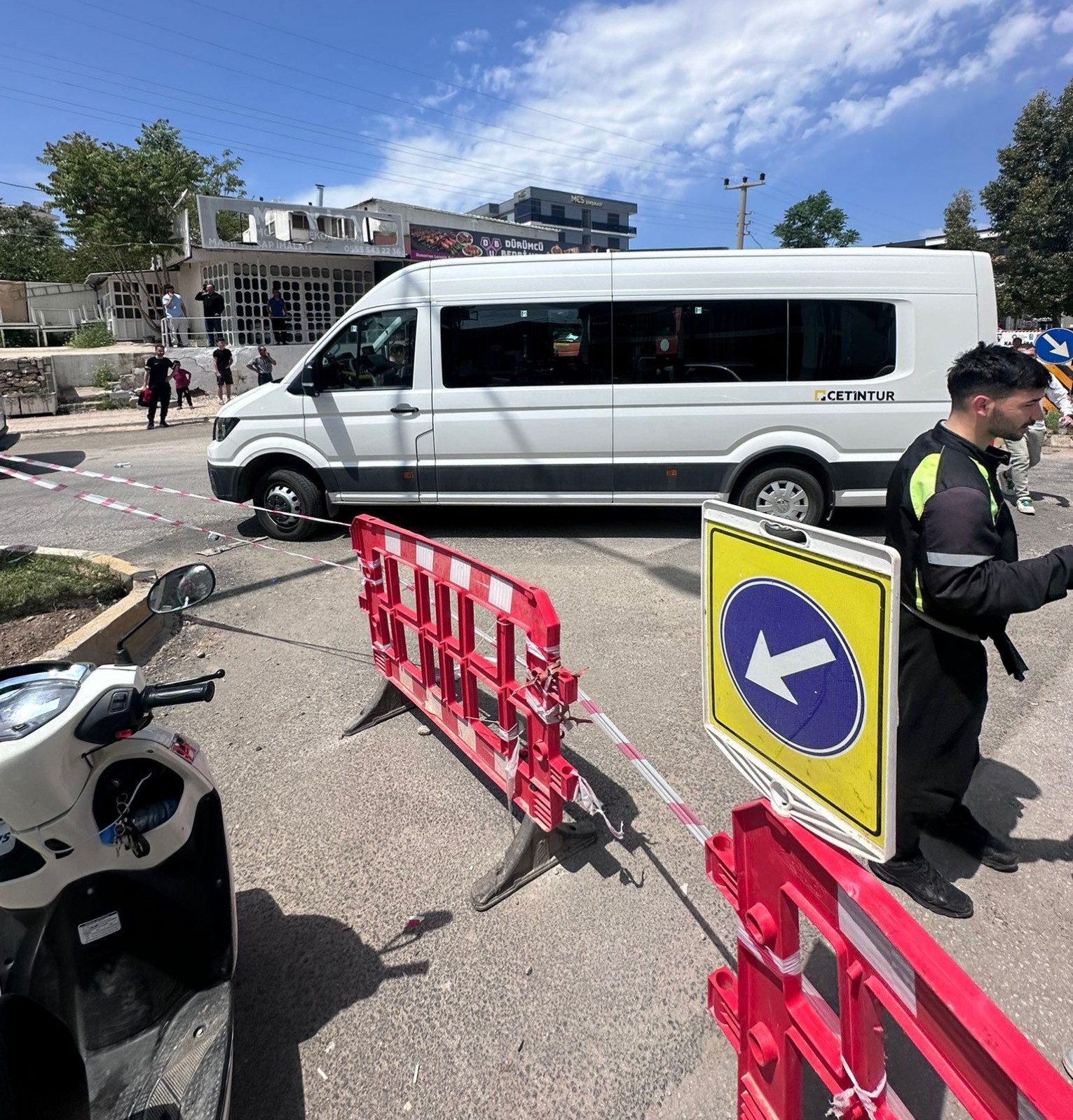kaza yapan motosikletli karsi yonden gelen minibusun altinda kaldi 7