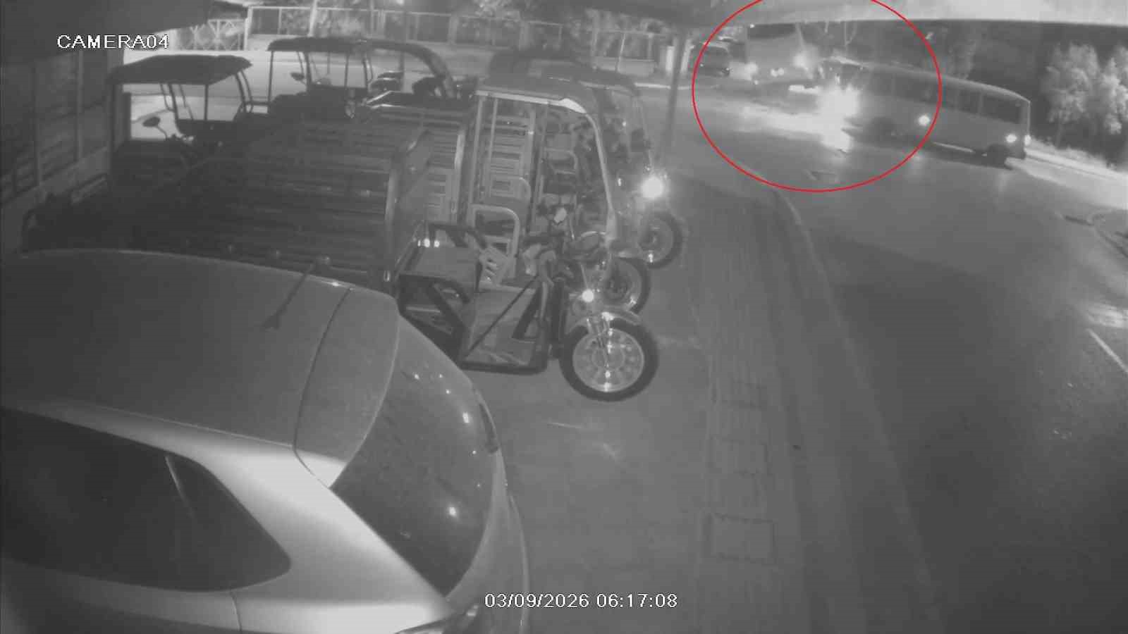 kaza yapan otel servisi park halindeki araclarin uzerine devrildi 0
