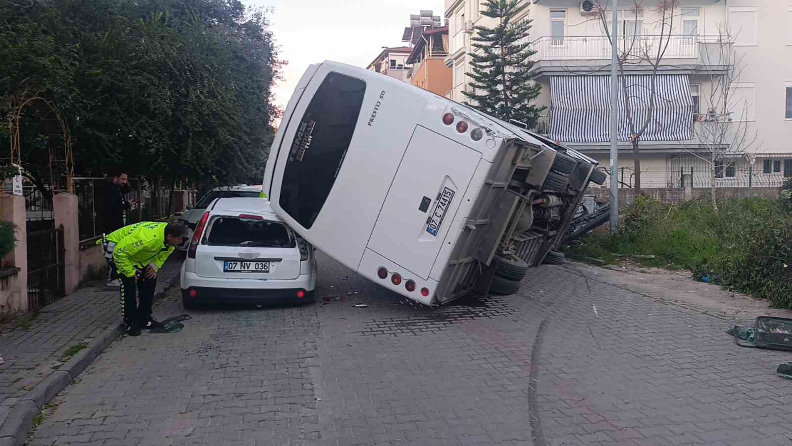 kaza yapan otel servisi park halindeki araclarin uzerine devrildi 1 E7bAuO9c