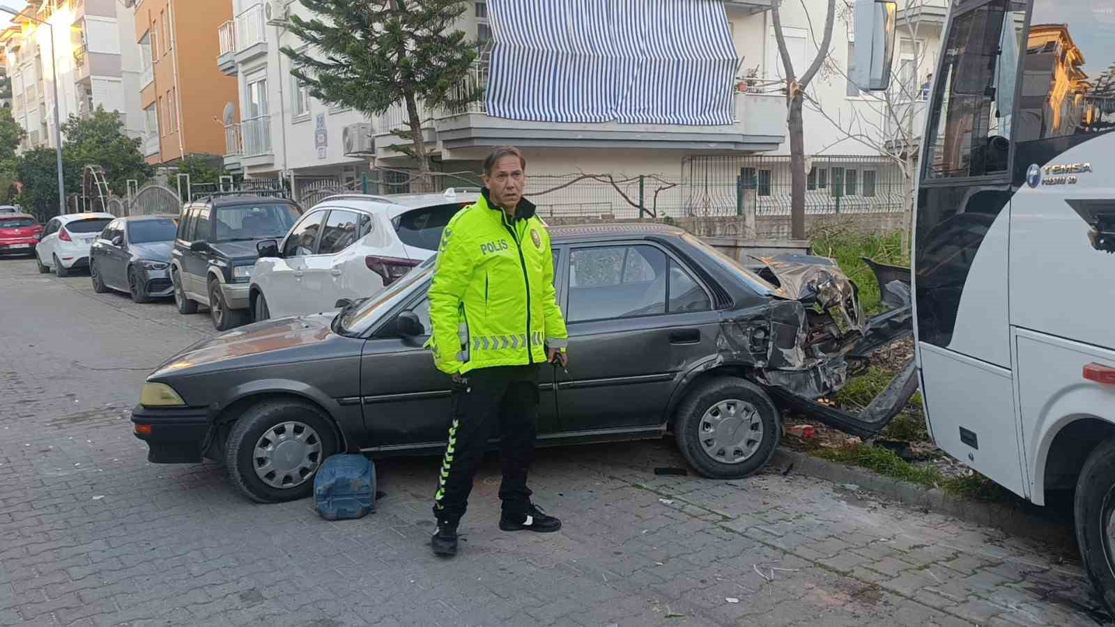 kaza yapan otel servisi park halindeki araclarin uzerine devrildi 10 qn3VBRW9