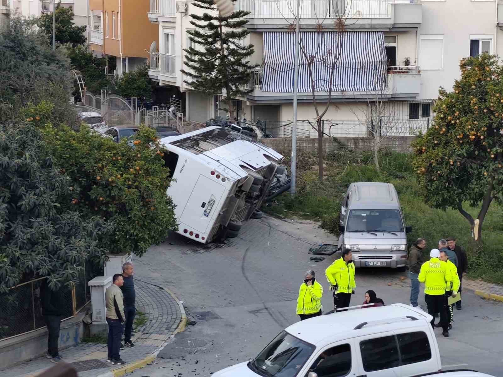 kaza yapan otel servisi park halindeki araclarin uzerine devrildi 11 ONElm5CI