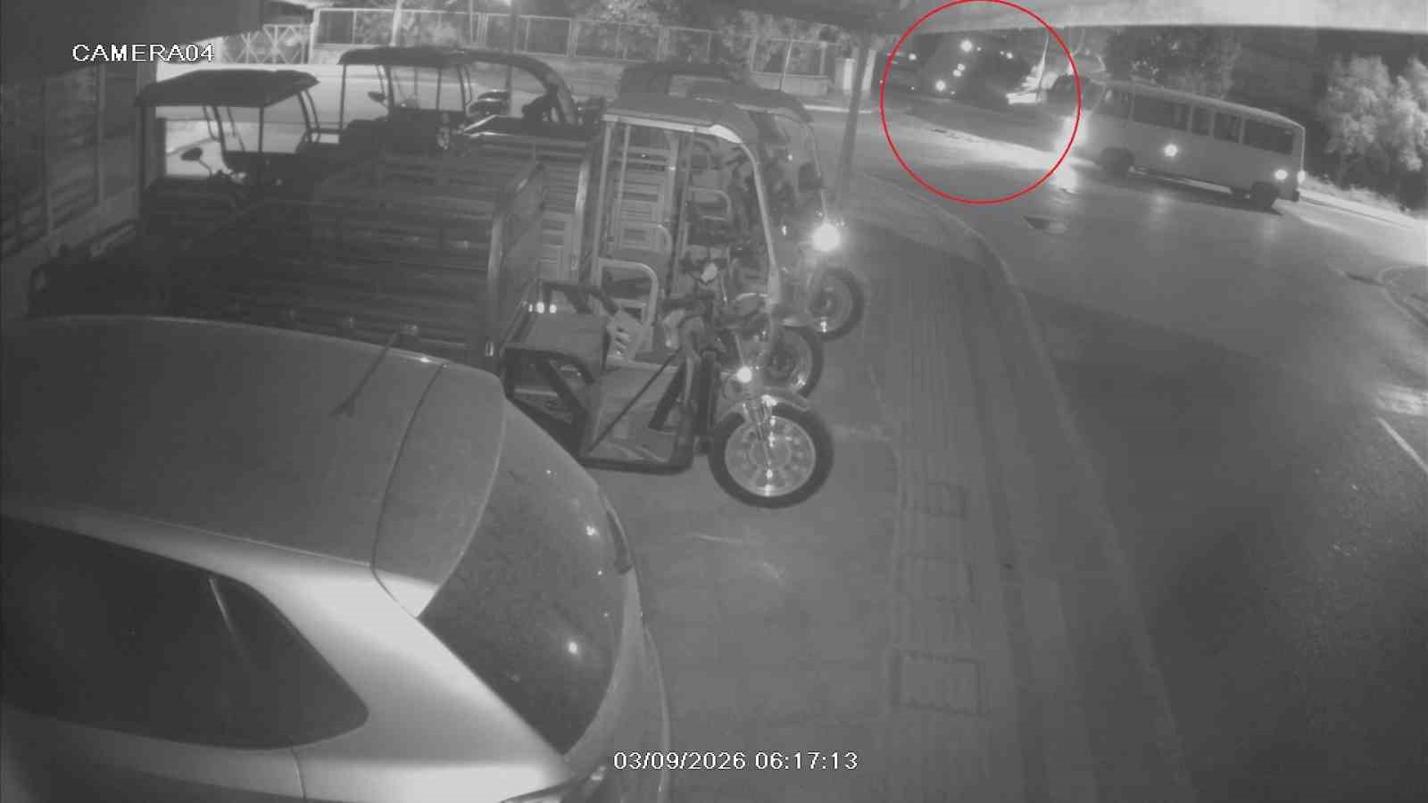 kaza yapan otel servisi park halindeki araclarin uzerine devrildi 2 be3yj7ns